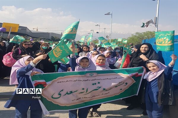 حضور پرشور دانش‌آموزان دختر منطقه 4 در جشن بزرگ روزه اولی‌ها