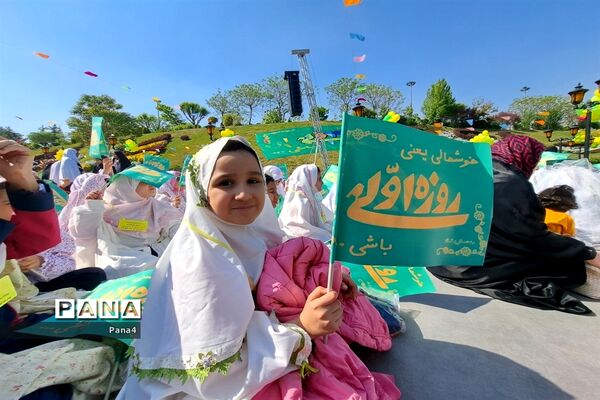حضور پرشور دانش‌آموزان دختر منطقه 4 در جشن بزرگ روزه اولی‌ها