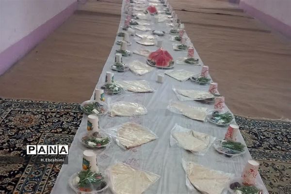 ضیافت افطار دانش‌آموزی در منطقه ۱۵