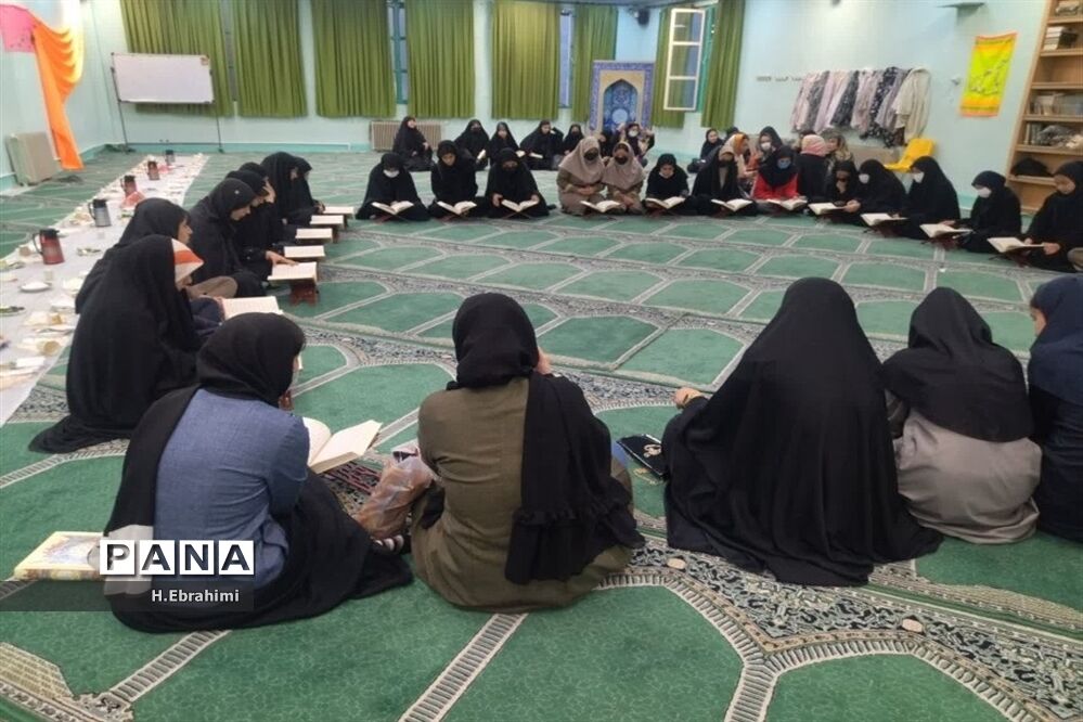 ضیافت افطار دانش‌آموزی در منطقه ۱۵
