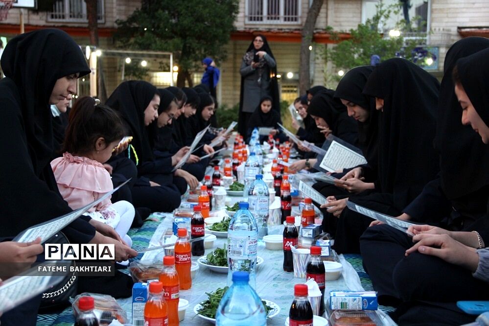مراسم افطاری در دبیرستان حضرت زینب(س) ناحیه یک شهرری