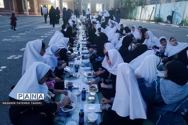 ضیافت افطاری در دبستان دخترانه ریحانه‌النبی فشافویه
