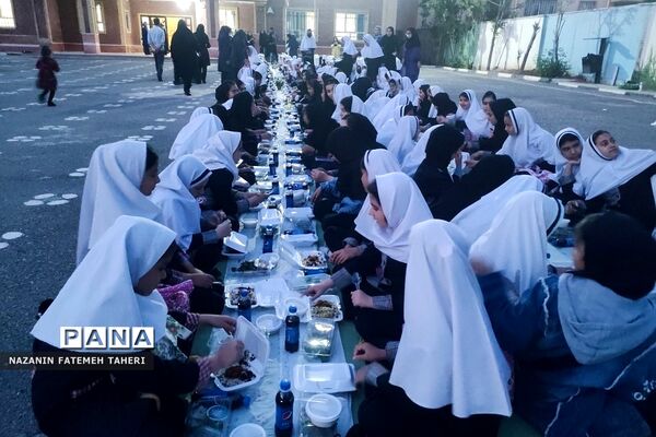 ضیافت افطاری در دبستان دخترانه ریحانه‌النبی فشافویه