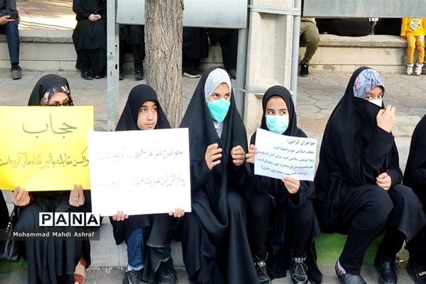 برگزاری اجتماع‌ خانوادگی‌ مدافعان‌ حریم‌ خانواده و حجاب در نایین