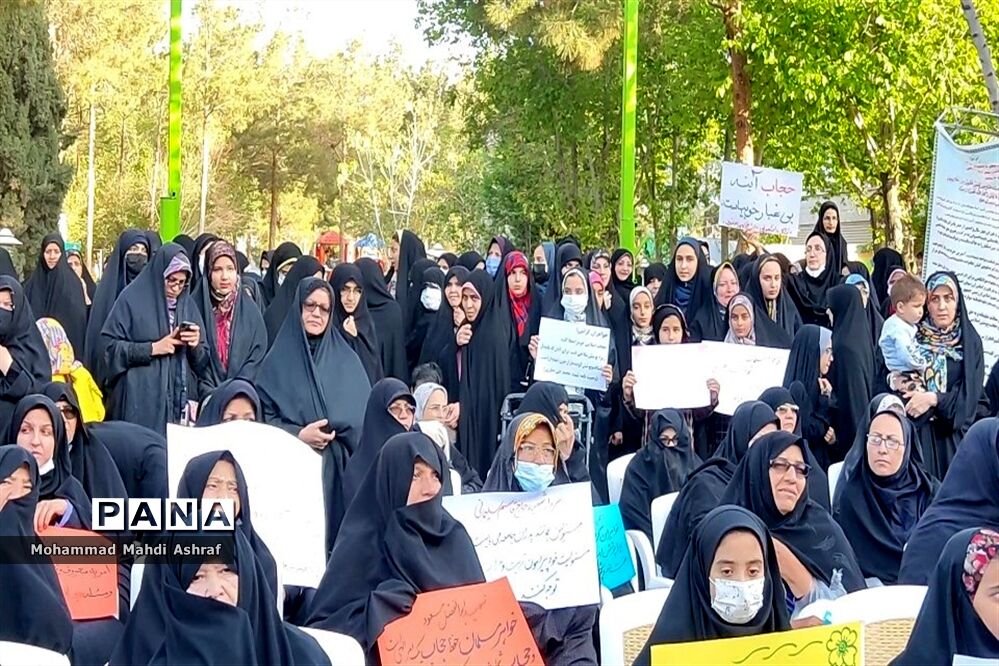برگزاری اجتماع‌ خانوادگی‌ مدافعان‌ حریم‌ خانواده و حجاب در نایین