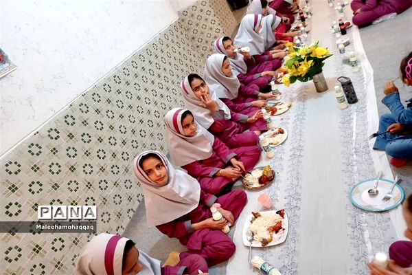 ضیافت افطاری در دبستان عفت ابرکوه