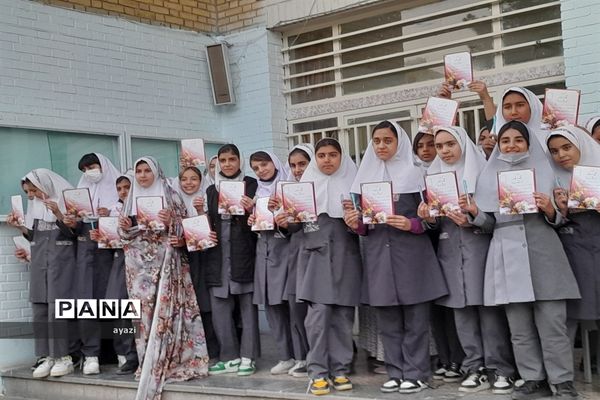 مراسم نماز جماعت و ضیافت افطاری و تقدیر از دانش‌آموزان برتر در مدرسه شیخ مفید