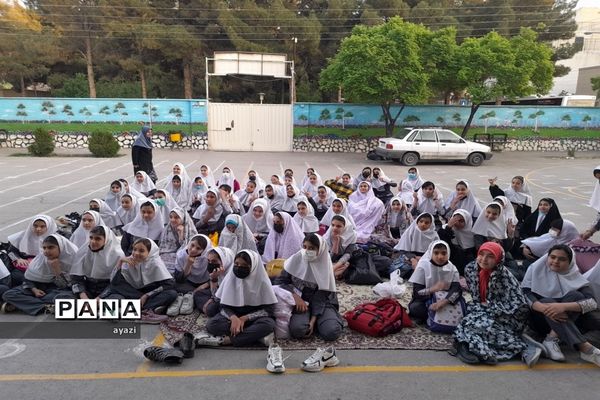 مراسم نماز جماعت و ضیافت افطاری و تقدیر از دانش‌آموزان برتر در مدرسه شیخ مفید