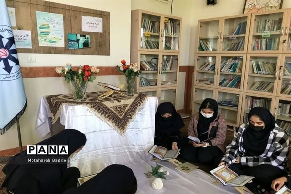 محفل جزء‌خوانی قرآن‌کریم درآموزشگاه فرزانگان نوبت اول اسلامشهر