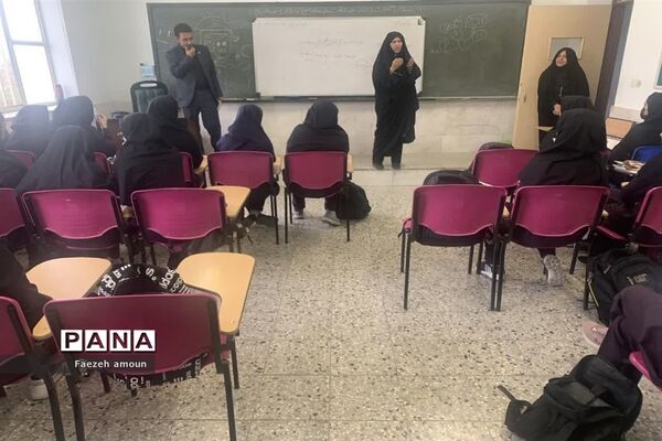 بازدید رئیس سمپاد یزد از غرفه‌های کنگره قرآنی دبیرستان دوره دوم فرزانگان یزد