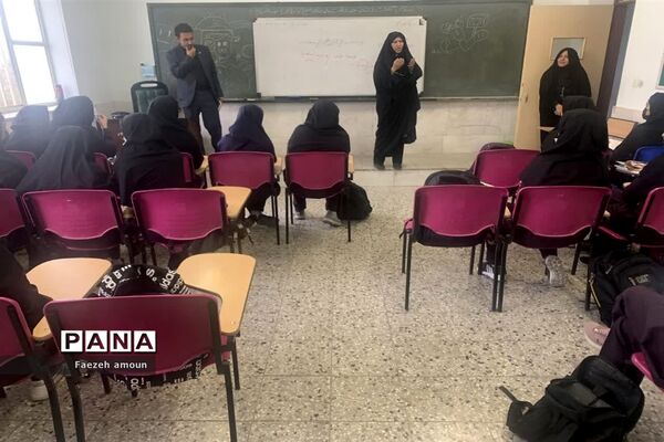 بازدید رئیس سمپاد یزد از غرفه‌های کنگره قرآنی دبیرستان دوره دوم فرزانگان یزد
