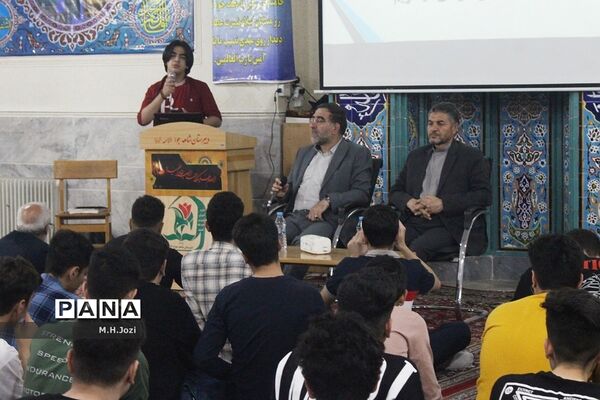 نشست تریبون آزاد دانش‌آموزی در دبیرستان شاهد جواد الائمه قم