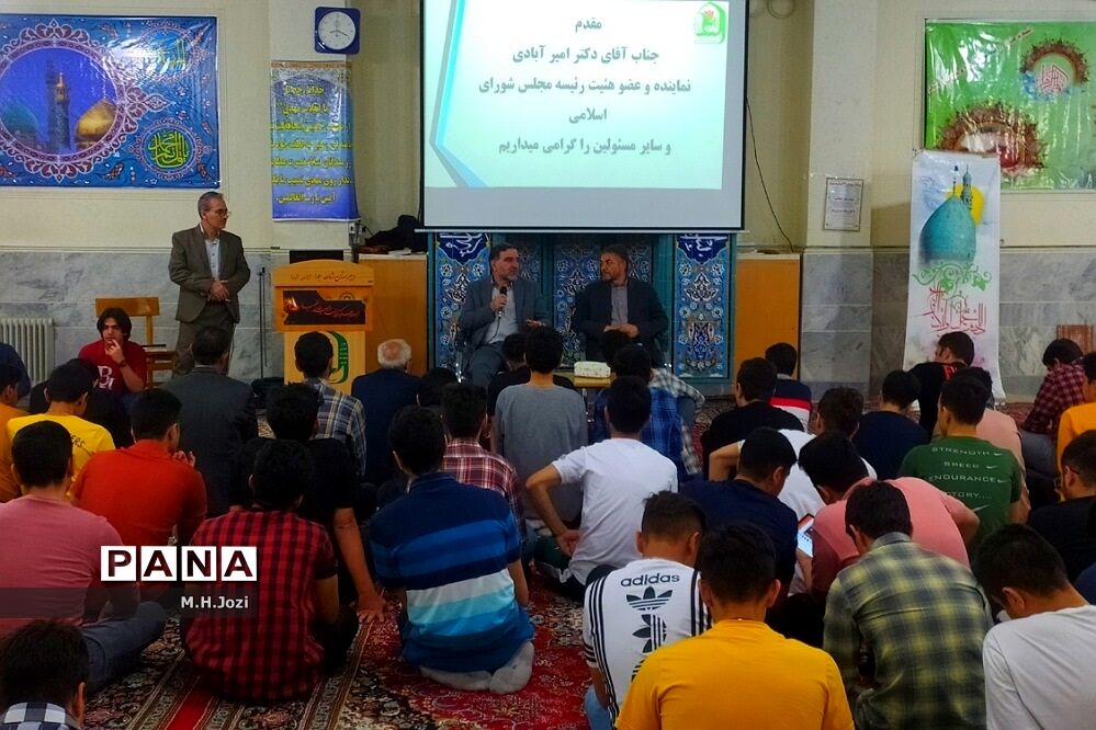 نشست تریبون آزاد دانش‌آموزی در دبیرستان شاهد جواد الائمه قم