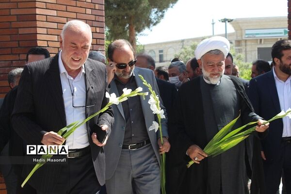 دیدار استاندار تهران از مزار شهدای گمنام بهارستان ۲