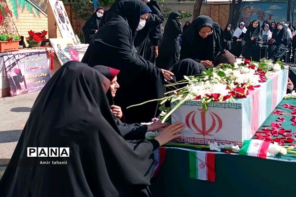 تشیع پیکر شهید گمنام در دبستان شاهد حضرت خدیجه( س) منطقه ۱۸