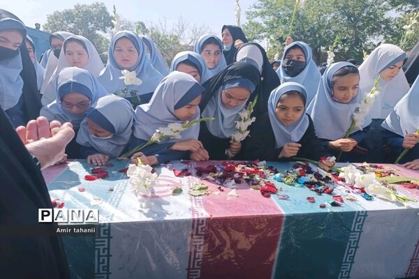 تشیع پیکر شهید گمنام در دبستان شاهد حضرت خدیجه( س) منطقه ۱۸