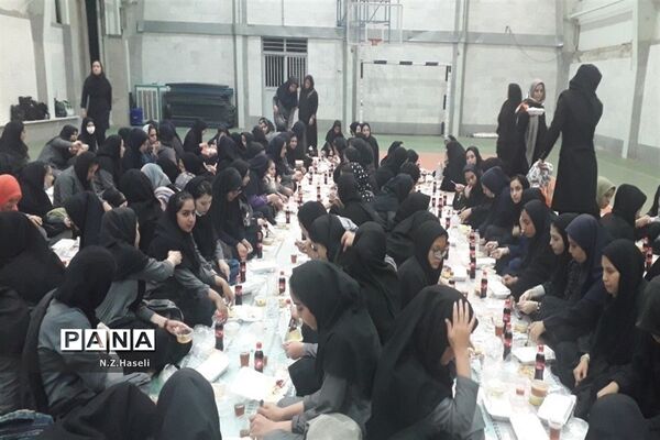 دورهمی دانش‌آموزان دبیرستان حضرت خدیجه قم در آخرین افطار ماه رمضان