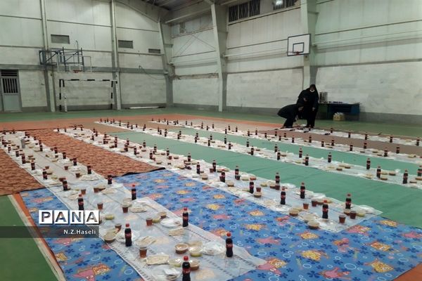 دورهمی دانش‌آموزان دبیرستان حضرت خدیجه قم در آخرین افطار ماه رمضان