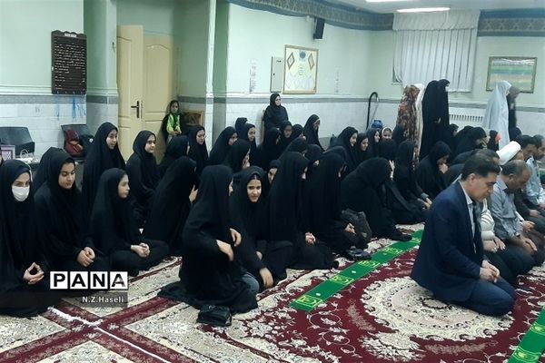 دورهمی دانش‌آموزان دبیرستان حضرت خدیجه قم در آخرین افطار ماه رمضان