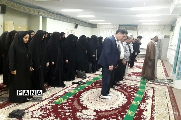 دورهمی دانش‌آموزان دبیرستان حضرت خدیجه قم در آخرین افطار ماه رمضان
