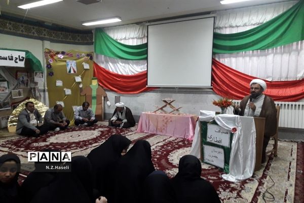 دورهمی دانش‌آموزان دبیرستان حضرت خدیجه قم در آخرین افطار ماه رمضان