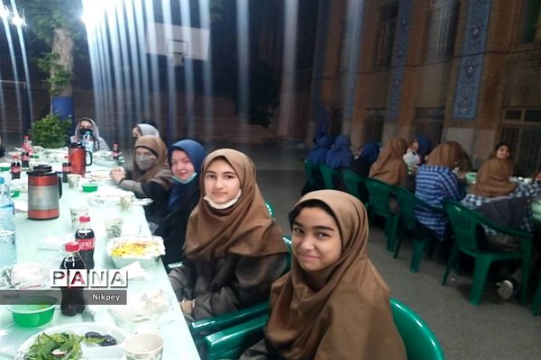 برگزاری ضیافت افطاری در دبیرستان شاهد حجاب منطقه ۱۳
