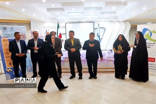 اولین جشنواره زبان انگلیسی ویژه دانش آموزان مدارس خاص