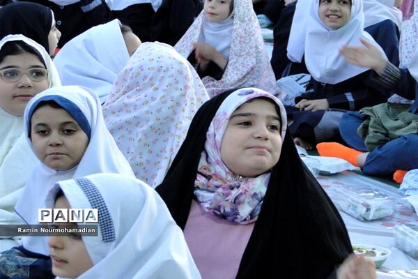 افطاری صمیمی دختران دانش آموز منطقه۹