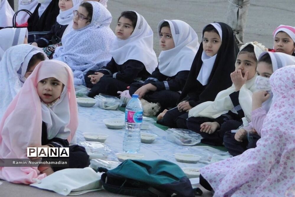افطاری صمیمی دختران دانش آموز منطقه۹