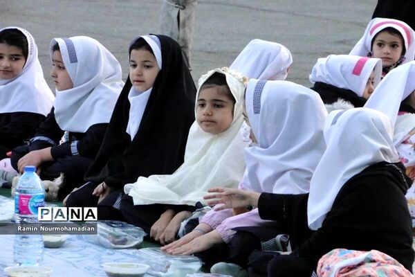 افطاری صمیمی دختران دانش آموز منطقه۹