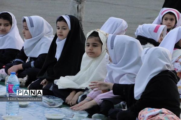 افطاری صمیمی دختران دانش آموز منطقه۹