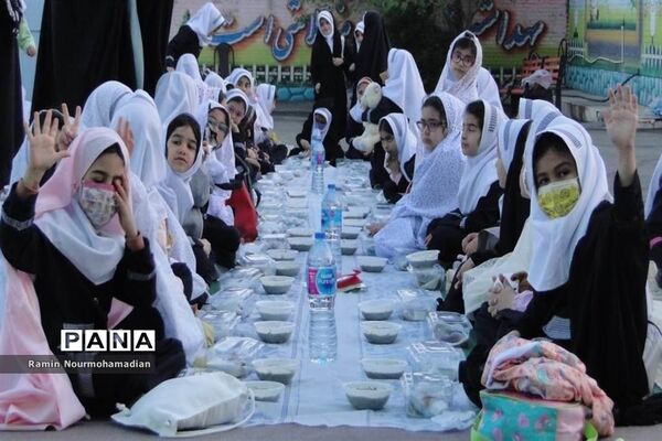 افطاری صمیمی دختران دانش آموز منطقه۹