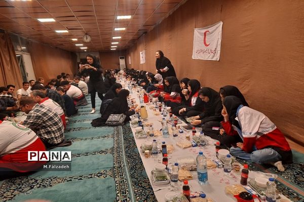 افطار در پایگاه هلال احمر