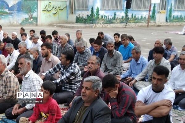 مراسم ویژه اقامه نماز عید سعید فطر در مدرسه شهید داوودآبادی