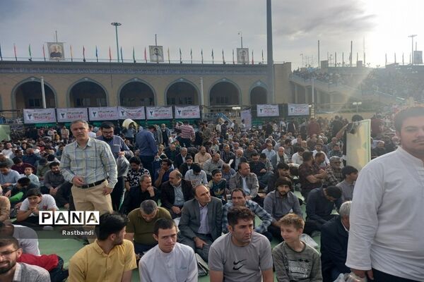 اقامه نماز عید فطر به امامت مقام معظم رهبری