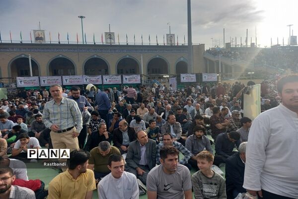 اقامه نماز عید فطر به امامت مقام معظم رهبری