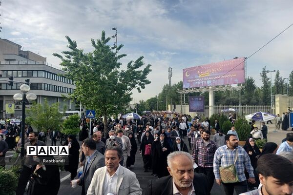 اقامه نماز عید فطر به امامت مقام معظم رهبری