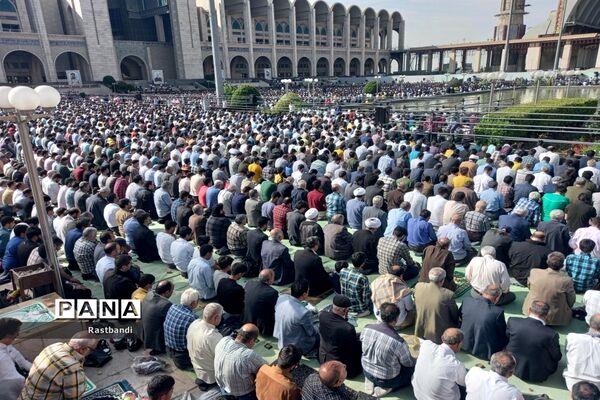اقامه نماز عید فطر به امامت مقام معظم رهبری