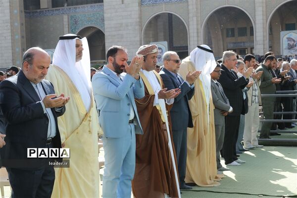 نماز عید سعید فطر به امامت رهبر انقلاب اسلامی در مصلای تهران
