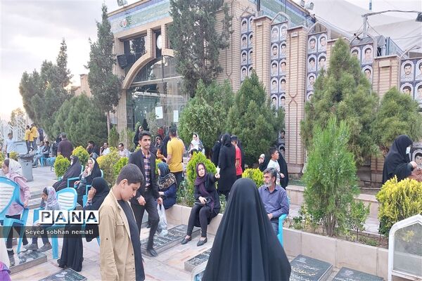 تجدید پیمان مردم غیور ایران در روز عید فطر با سردار سلیمانی و دیگر شهدا