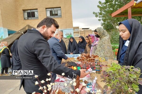 برپایی بازارچه کار و فن‌آوری در مدرسه بیتا قبائیان فرون‌آباد