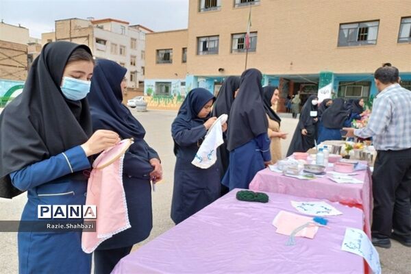 برپایی بازارچه کار و فن‌آوری در مدرسه بیتا قبائیان فرون‌آباد