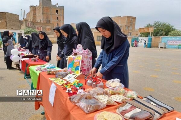 برپایی بازارچه کار و فن‌آوری در مدرسه بیتا قبائیان فرون‌آباد