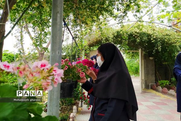 بازدید دانش‌آموزان دبیرستان نوشین بختیاری از گلخانه آلاله بخش جوادآباد بمناسبت هفته مشاغل
