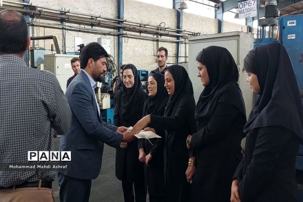 تجلیل مسئولان شهرستان نایین از کارگران برخی واحدهای صنعتی