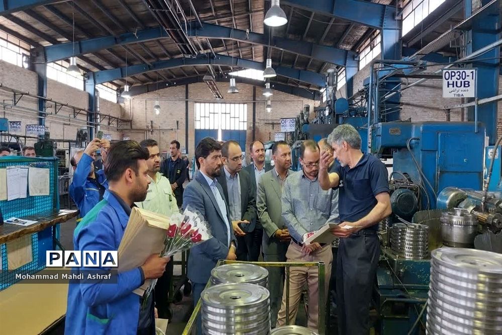 تجلیل مسئولان شهرستان نایین از کارگران برخی واحدهای صنعتی