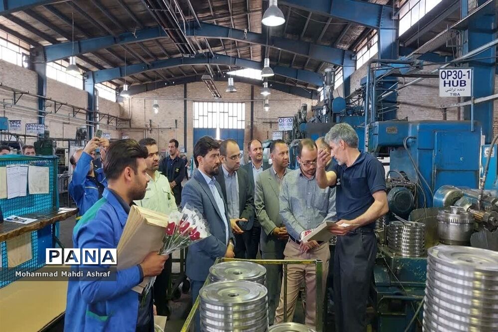 تجلیل مسئولان شهرستان نایین از کارگران برخی واحدهای صنعتی