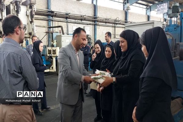 تجلیل مسئولان شهرستان نایین از کارگران برخی واحدهای صنعتی