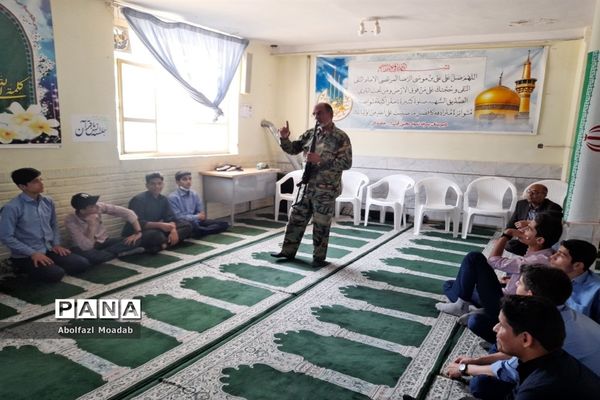 کلاس آموزشی عملی اسلحه‌شناسی در دبیرستان نمونه آیت الله خامنه‌ای کاشمر