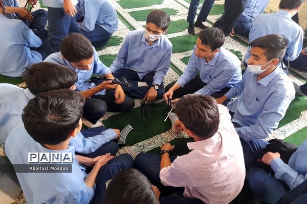 کلاس آموزشی عملی اسلحه‌شناسی در دبیرستان نمونه آیت الله خامنه‌ای کاشمر